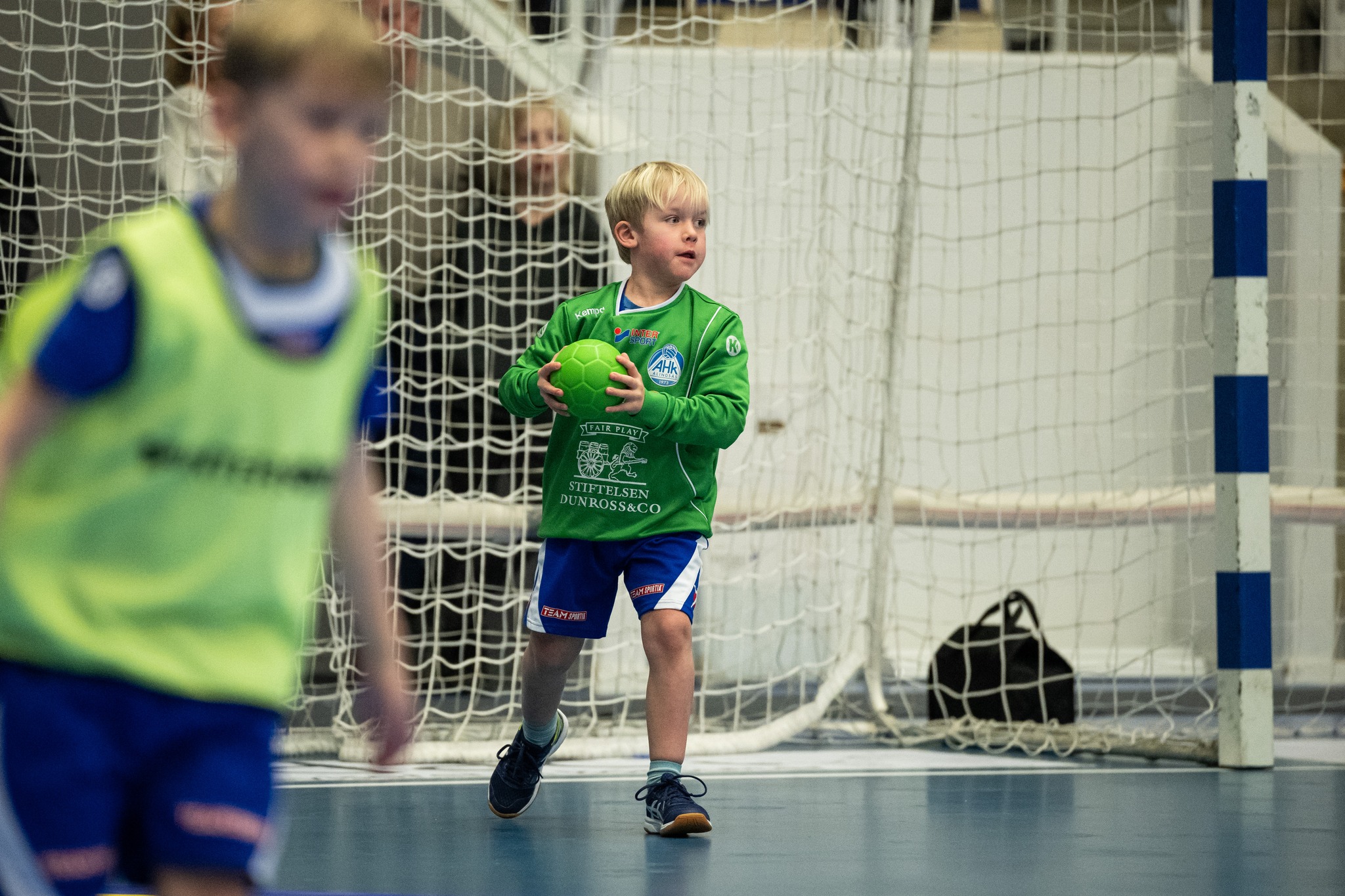 220209 Barn ur Alingsås ungdomsverksamhet spelar i halvtidsvilan under handbollsmatchen i Handbollsligan mellan Alingsås och IFK Ystad den 9 februari 2022 i Alingsås.
Foto: Jörgen Jarnberger / BILDBYRÅN / COP 112 / JJ0150
